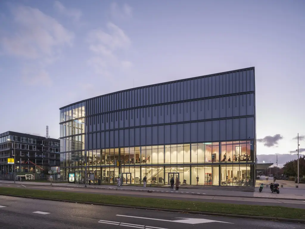 10 Sports Building Rotterdam - VenhoevenCS - ©Ossip van Duivenbode