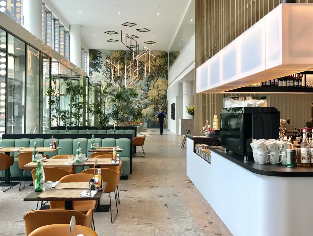 3 Entreehal overzicht vanuit café